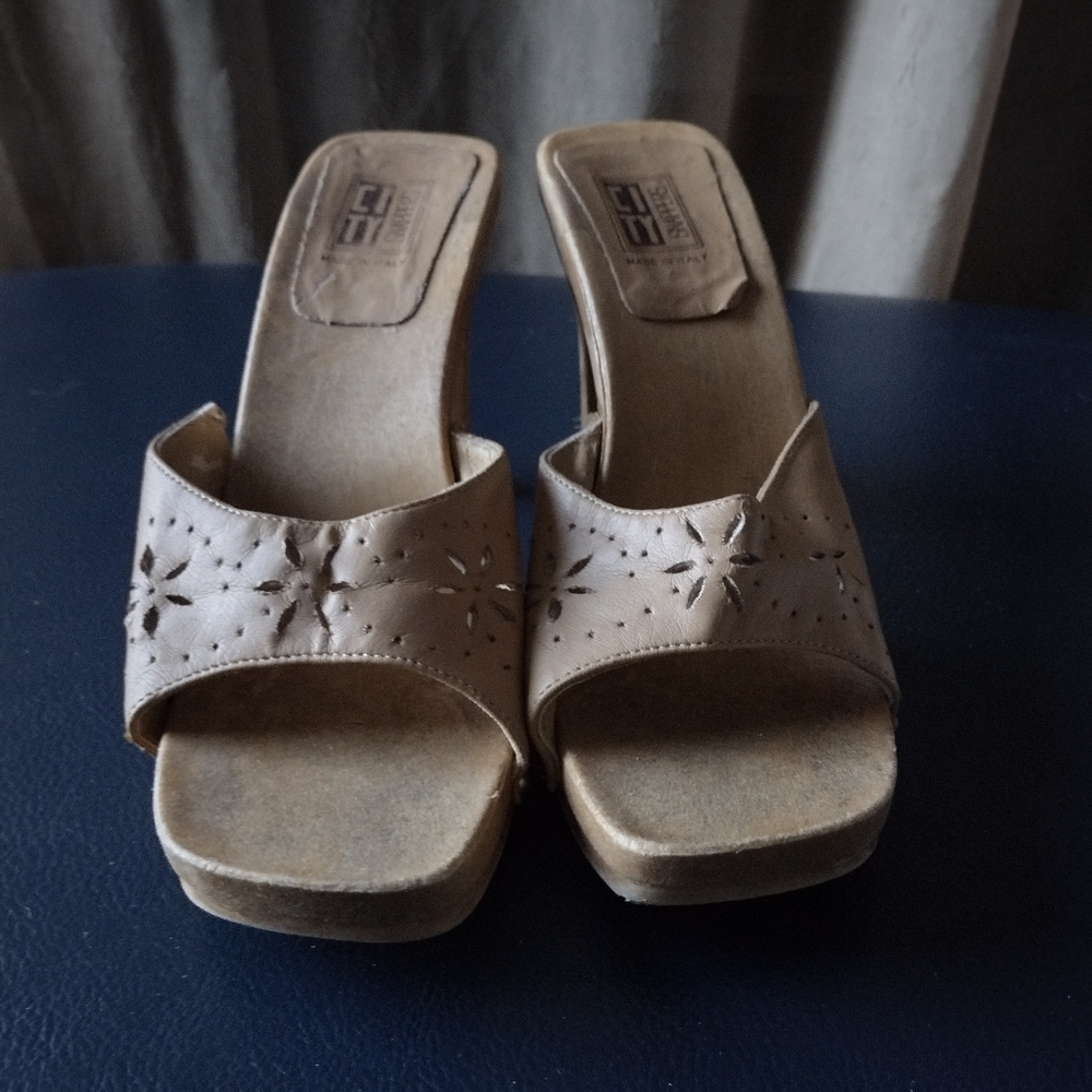 CITY SNAPPERS TAN FAUX WOOD SANDALS - Picture 3 of 8